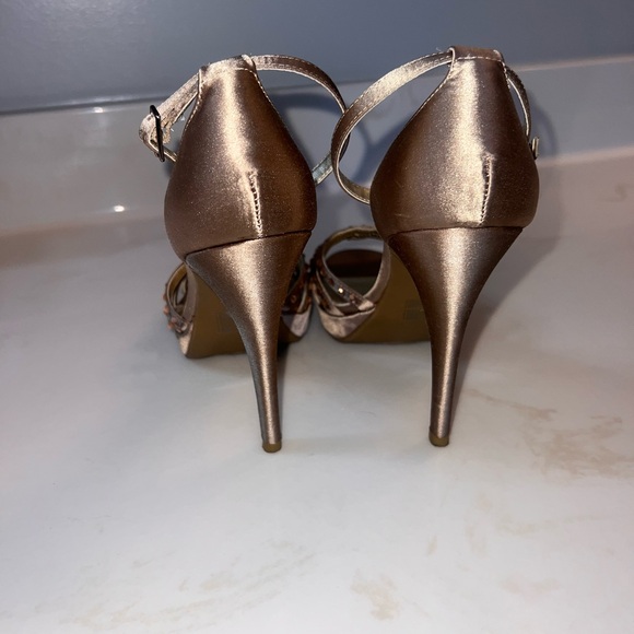 Scrappy, sparkle heel. Size 8 - Picture 5 of 7